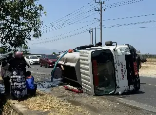 Detik-Detik Mobil Damkar Polman Oleng hingga Terguling, 7 Petugas Terluka