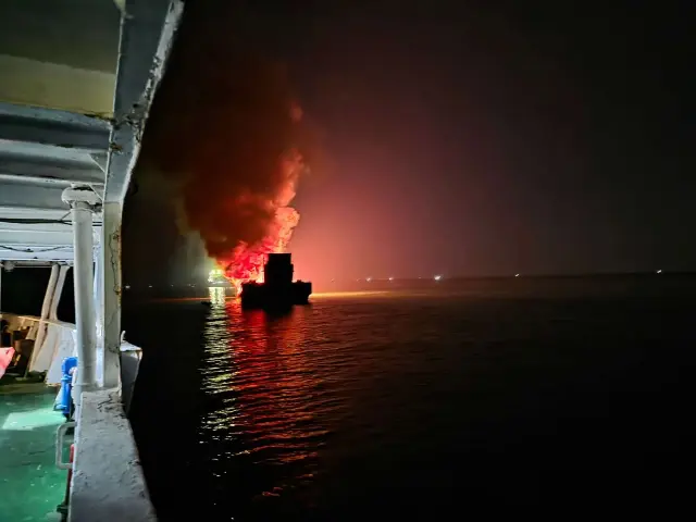Kapal Angkut Bahan Kimia Terbakar di Bombana: 2 ABK Tewas, 3 Keracunan 